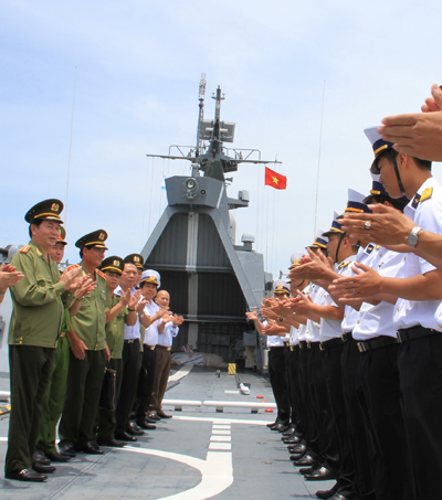 Thăm tàu hộ vệ tên lửa HQ-012 Lý Thái Tổ.