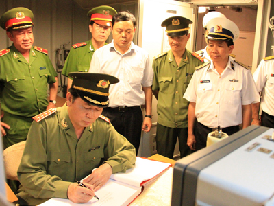 Đại tướng Trần Đại Quang ghi lưu bút vào sổ lưu niệm tàu hộ vệ tên lửa HQ-012 Lý Thái Tổ.