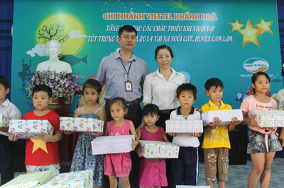 Lãnh đạo Chi nhánh Viettel Khánh Hòa tặng quà cho các em xã Suối Cát.
