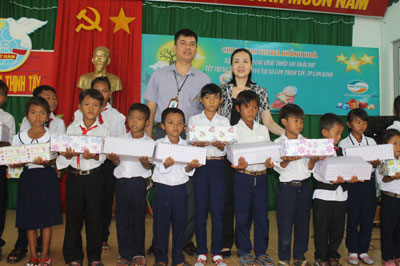 Lãnh đạo Chi nhánh Viettel Khánh Hòa và Hội Liên hiệp Phụ nữ tỉnh tặng quà cho các em xã Cam Thịnh Tây. 