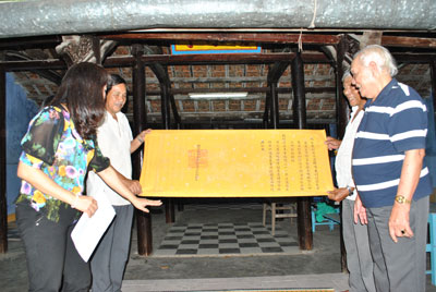 Trao quyết định phê duyệt danh mục tài liệu quý, hiếm