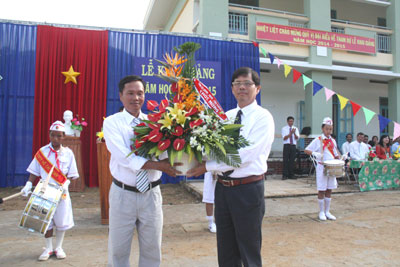 Nguyễn Tấn Tuân tặng hoa chúc mừng tập thể Trường Tiểu học và Trung học cơ sở Thành Sơn.