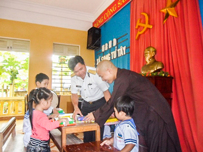 Rộn ràng khai giảng năm học mới ở Trường Sa