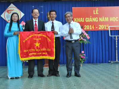 Trường THPT Lý Tự Trọng khai giảng năm học mới