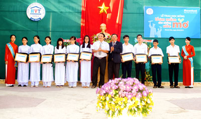 Lãnh đạo Sacombank Chi nhánh Khánh Hòa trao học bổng và quà cho học sinh Trường THPT chuyên Lê Quý Đôn.