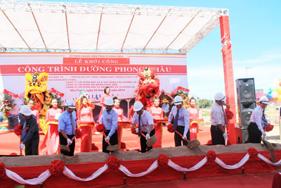 Các đồng chí lãnh đạo thực hiện nghi thức khởi công dự án xây dựng đường Phong Châu.