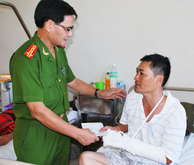 Đại tá Nguyễn Đức Quỳnh thăm hỏi, động viên anh Thịnh. 