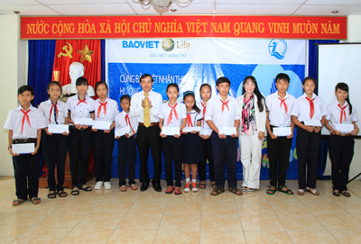 Bảo Việt Nhân thọ Khánh Hòa trao 16 suất học bổng cho trẻ em nghèo hiếu học