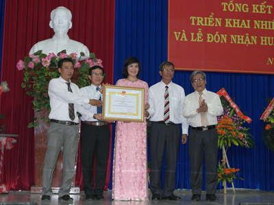 Đón nhận Huân chương Lao động hạng Nhì