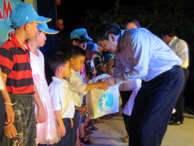 Tổ chức "Đêm hội trăng rằm" cho trẻ em khó khăn, vùng biển đảo