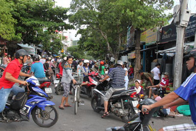 Người bán, người mua tấp nập trên đường Võ Thị Sáu. 