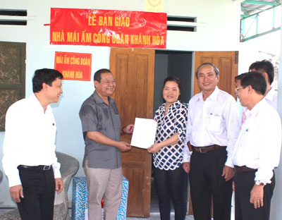 Bàn giao mái ấm công đoàn cho gia đình chiến sĩ Phạm Quốc Phương.