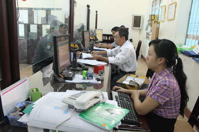 Bộ phận một cửa Chi cục Thuế TP. Nha Trang trong giờ làm việc.