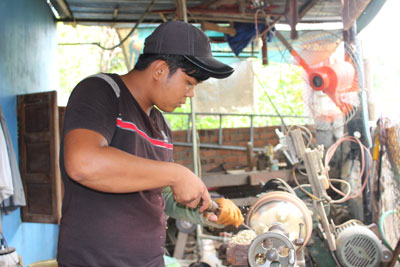 Lao động trẻ theo nghề đúc đồng ngày càng ít.