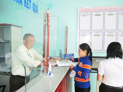 Giao hồ sơ tại Bộ phận một cửa xã Diên An.