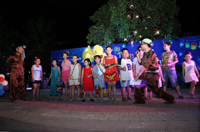 Các em thiếu nhi hào hứng trong các trò chơi dân gian.