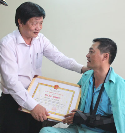 Tặng bằng khen cho chiến sĩ Công an bị cướp chém trọng thương