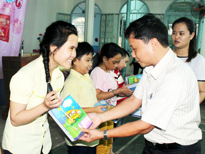 Các em nhận quà Trung thu.