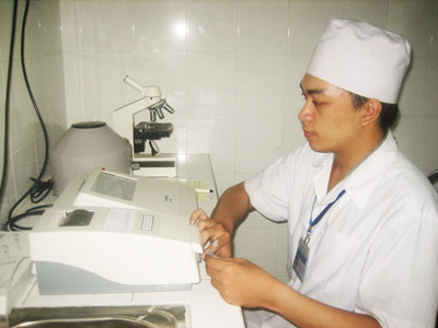 Nhân viên Trạm Y tế Cam Thịnh Đông đang làm xét nghiệm sinh hóa.