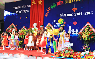 Cô, trò Trường Mầm non Lý Tự Trọng chào đón năm học mới.