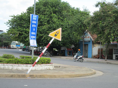 Biển báo giao thông bị nghiêng