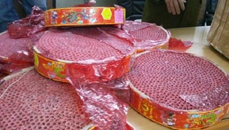 Một ngành nghề bị cấm là kinh doanh các loại pháo, trừ pháo tín hiệu, pháo hỏa thuật theo quy định của cơ quan Nhà nước có thẩm quyền.