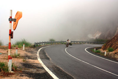 Đường đèo gấp khúc cộng sương mù là nguyên nhân chính dẫn đến các vụ tai nạn.