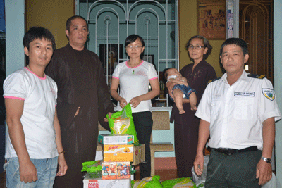 Tặng quà cho trẻ em nghèo chùa Thanh Sơn