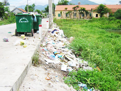 Nên ý thức về việc đổ rác