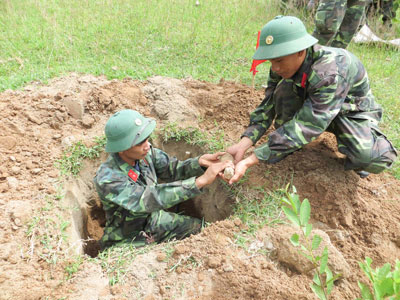 Lực lượng công binh, Bộ Chỉ huy Quân sự tỉnh rà phá bom, mìn trên địa bàn huyện Cam Lâm.