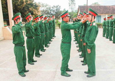 Tân binh học điều lệnh đội ngũ.