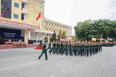 Duyệt đội ngũ trong ngày khai giảng năm học mới.