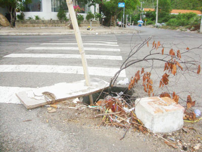 Hố nguy hiểm trên đường