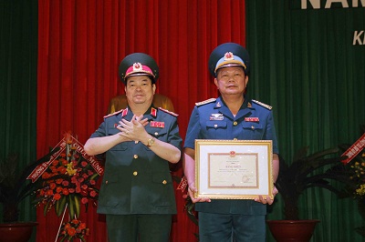 Trung tướng, Tiến sĩ Phạm Xuân Hùng trao bằng khen của Bộ Tổng Tham mưu cho Phòng đào tạo.