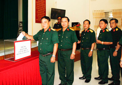 Cán bộ Bộ Chỉ huy Quân sự tỉnh ủng hộ “Quỹ Vì Trường Sa thân yêu”.