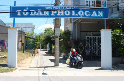 Những trụ điện như thế này làm mất mỹ quan đô thị và cản trở giao thông. 