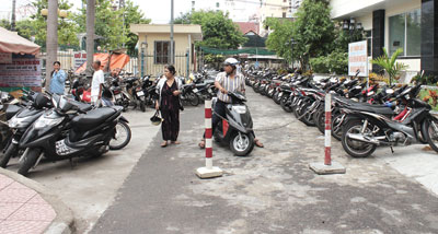 Hầu hết các bãi giữ xe không có mái che để bảo quản tài sản cho khách hàng.