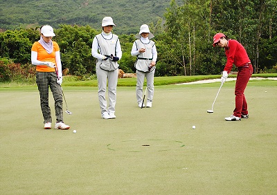 Một tay golf nữ đang cố gắng đưa bóng vào lỗ