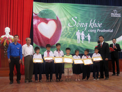 Tặng 20 suất học bổng tại huyện Cam Lâm