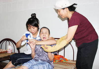 Chăm sóc người có hoàn cảnh đặc biệt khó khăn tại Trung tâm Bảo trợ xã hội tỉnh.