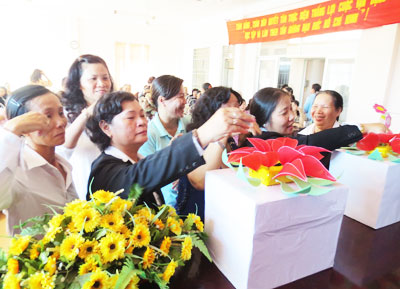 Ủng hộ quỹ Hoa Trạng Nguyên tặng học bổng cho học sinh nghèo là một hoạt động  của các chi hội mẫu - Hội Phụ nữ phường Phương Sơn.