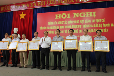 Phó Thủ tướng Nguyễn Xuân Phúc (giữa) trao bằng khen cho các đơn vị.