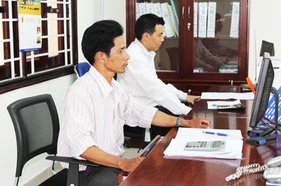 Công chức thuế rà soát các trường hợp nợ thuế.