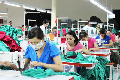 Công nhân Công ty Cổ phần May Khánh Hòa làm việc trong môi trường an toàn.