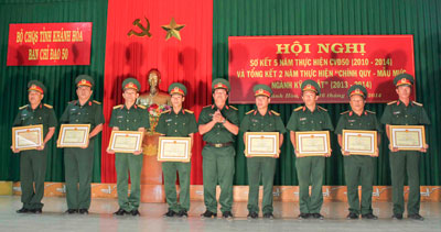 Đại tá Lê Văn Bình - Chỉ huy trưởng Bộ Chỉ huy Quân sự tỉnh tặng giấy khen cho các tập thể, cá nhân xuất sắc.