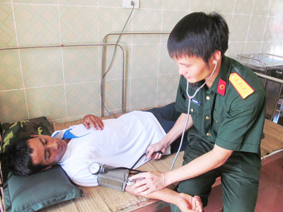 Chăm sóc bệnh nhân tại Bệnh xá đảo Nam Yết.