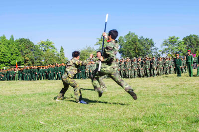 Biểu diễn võ thuật trong ngày khai mạc huấn luyện chiến sĩ mới.