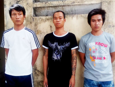 Các đối tượng (từ trái qua): Trung, Chiến và Phú tại Nhà tạm giữ Công an huyện Diên Khánh.