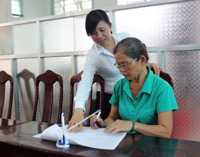 Nhân viên Công ty Cổ phần Cấp thoát nước Khánh Hòa hướng dẫn người dân ký lại hợp đồng dịch vụ cấp nước.