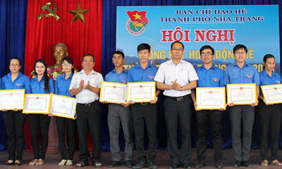 Lãnh đạo TP. Nha Trang trao giấy khen cho các tập thể,  cá nhân xuất sắc. 